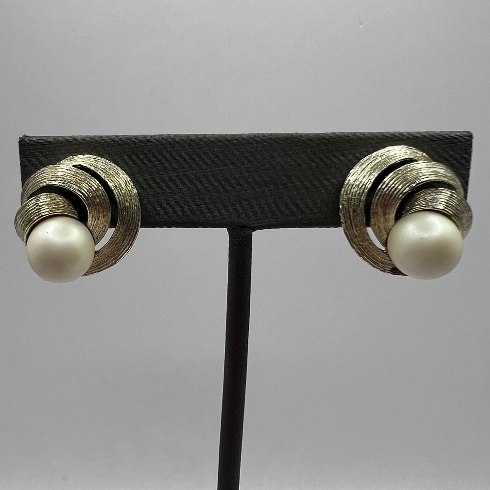 Vintage Lisner Faux Pearl Screw‎ On Earrings Gold Tone